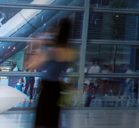 INDRA imagen edificio chica borrosa